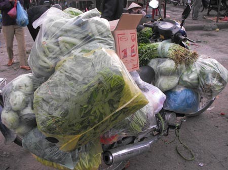 Hiện nay, phần lớn các loại rau xanh bày bán tại các chợ đầu mối đều được trồng ở các huyện ngoại thành như Thường Tín, Chương Mỹ, Mê Linh....